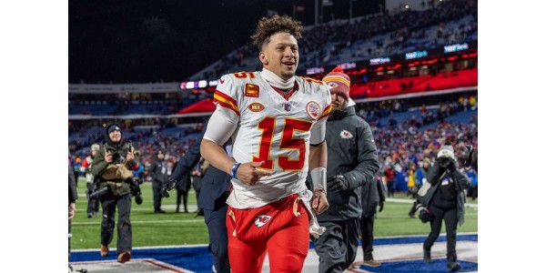 Patrick Mahomes remporte sa première victoire sur route en séries éliminatoires en carrière Patrick Mahomes remporte sa première victoire sur route en séries éliminatoires en carrière